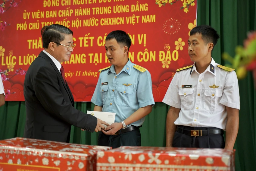 Phó Chủ tịch Quốc hội thăm, tặng quà các đơn vị lực lượng vũ trang đóng quân tại Côn Đảo. Ảnh: MẠNH CƯỜNG Phó Chủ tịch Quốc hội thăm, tặng quà các đơn vị lực lượng vũ trang đóng quân tại Côn Đảo. Ảnh: MẠNH CƯỜNG
