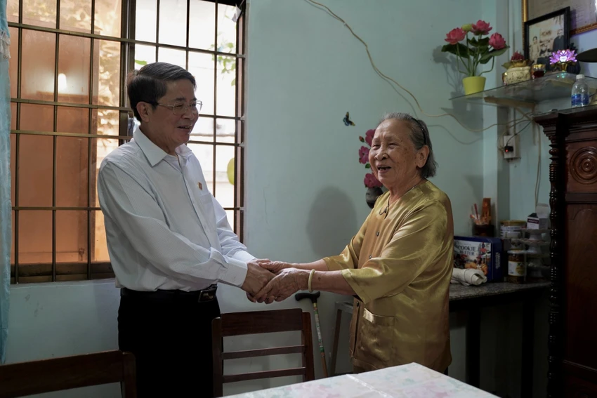 Phó Chủ tịch Quốc hội Nguyễn Đức Hải ân cần thăm hỏi, chúc Tết gia đình thân nhân liệt sỹ, cựu tù chính trị tại Côn Đảo. Ảnh: MC Phó Chủ tịch Quốc hội Nguyễn Đức Hải ân cần thăm hỏi, chúc Tết gia đình thân nhân liệt sỹ, cựu tù chính trị tại Côn Đảo. Ảnh: MC