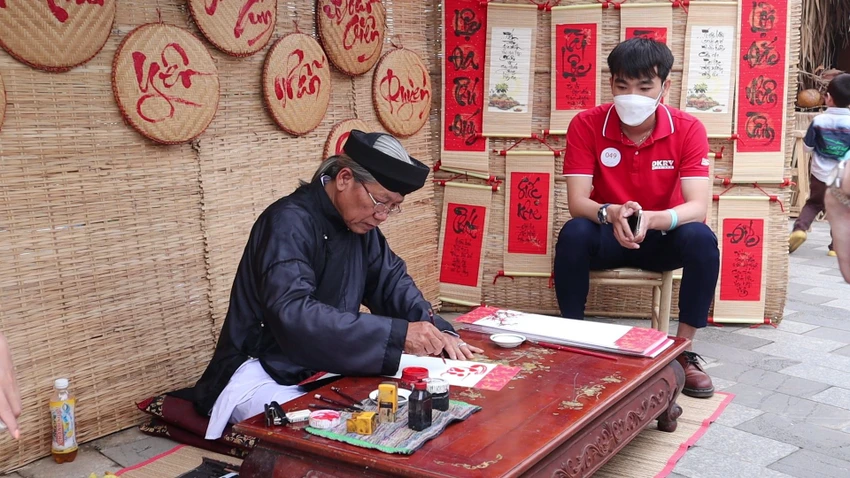 Du khách chờ xin chữ ông Đồ cầu một năm mới bình an, hạnh phúc. Ảnh: TK phố ông đồ vũng tàu