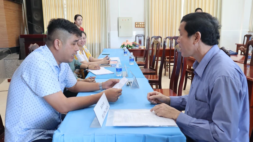 Người dân được hướng dẫn, kiểm tra giấy tờ trước khi nhận tiền. Ảnh:TK Người dân được hướng dẫn, kiểm tra giấy tờ trước khi nhận tiền. Ảnh:TK