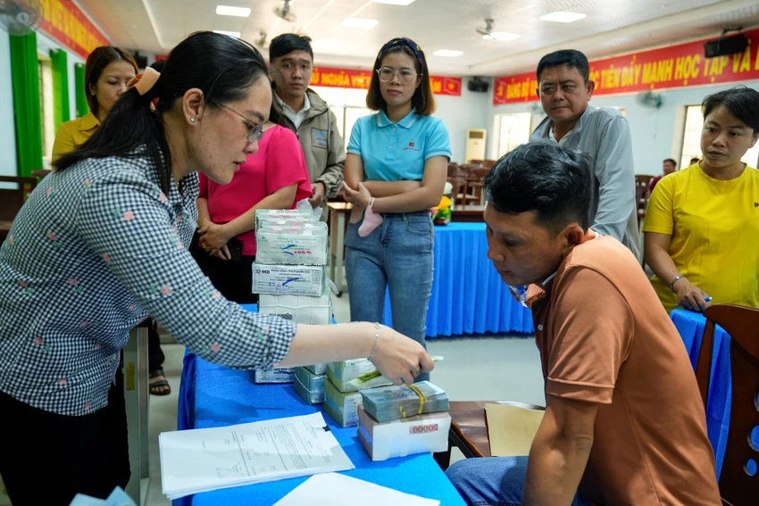 Người dân xã Tóc Tiên nhận tiền bồi thường dự án cao tốc Biên Hòa-Vũng Tàu. Ảnh: Mạnh Khá Người dân xã Tóc Tiên nhận tiền bồi thường dự án cao tốc Biên Hòa-Vũng Tàu. Ảnh: Mạnh Khá