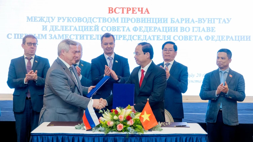 Lãnh đạo tỉnh Bà Rịa-Vũng Tàu và tỉnh Rostov ký biên bản làm việc giữa hai địa phương. Ảnh: MT Lãnh đạo tỉnh Bà Rịa-Vũng Tàu và tỉnh Rostov ký biên bản làm việc giữa hai địa phương. Ảnh: MT