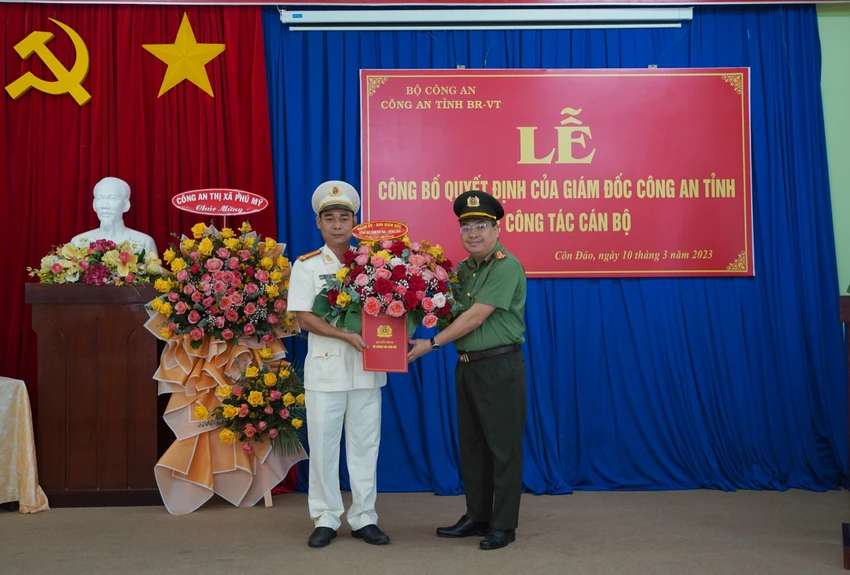 Thượng tá Võ Minh Thuận (bên trái) nhận quyết định bổ nhiệm làm trưởng công an huyện Côn Đảo. Ảnh: MC Thượng tá Võ Minh Thuận (bên trái) nhận quyết định bổ nhiệm làm trưởng công an huyện Côn Đảo. Ảnh: MC