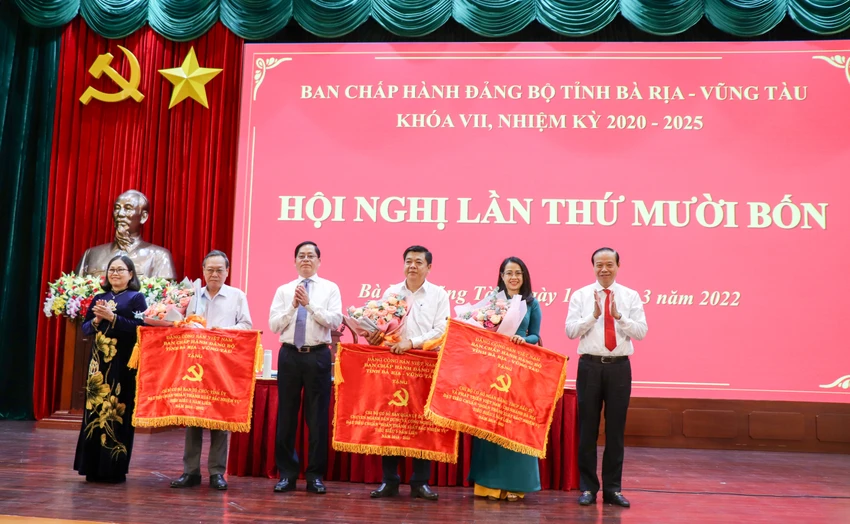 Ba chi bộ cơ sở đảng hoàn thành xuất sắc nhiệm vụ 5 năm liền (2018-2022) được BCH Đảng bộ tặng cờ. Ảnh: VQ Ba chi bộ cơ sở đảng hoàn thành xuất sắc nhiệm vụ 5 năm liền (2018-2022) được BCH Đảng bộ tặng cờ. Ảnh: VQ