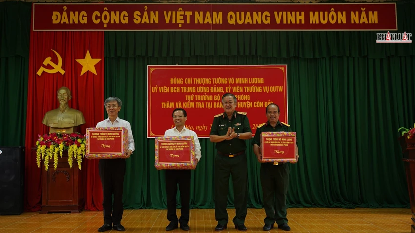 Thượng tướng Võ Minh Lương tặng quà huyện Côn Đảo Thượng tướng Võ Minh Lương