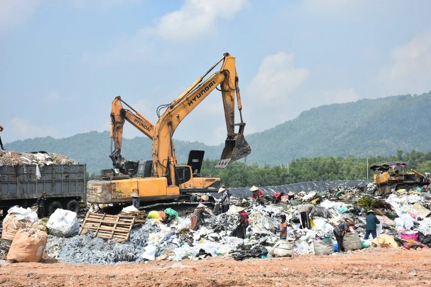 Chôn lấp rác thải tại công ty KBEC VINA Khu chôn lấp rác thải công ty KBEC VINA
