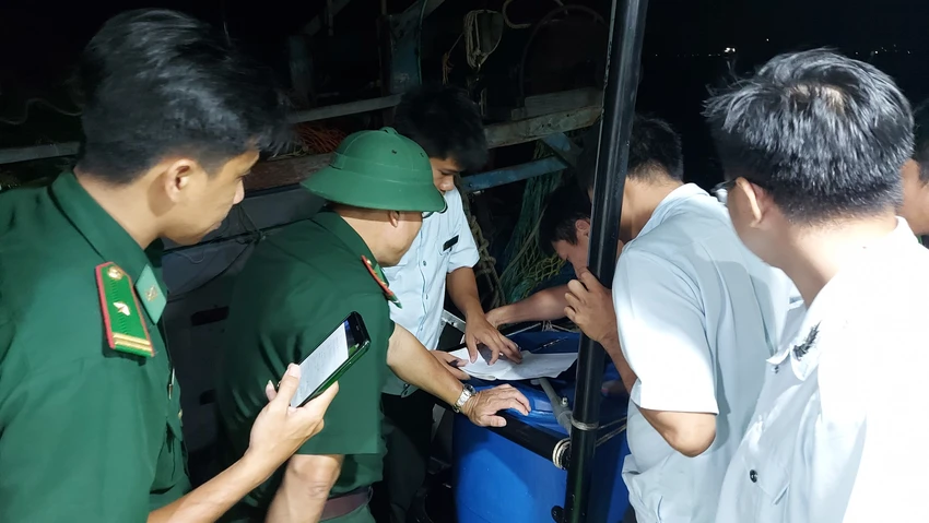 Lực lượng chức năng kiểm tra trên tàu tối 26-3. Ảnh: KN Lực lượng chức năng kiểm tra trên tàu tối 26-3. Ảnh: KN