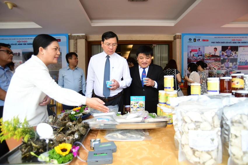 Các đại biểu tham quan gian trưng bày sản phẩm chế biến thủy sản. Ảnh:TT Các đại biểu tham quan gian trưng bày sản phẩm chế biến thủy sản. Ảnh:TT