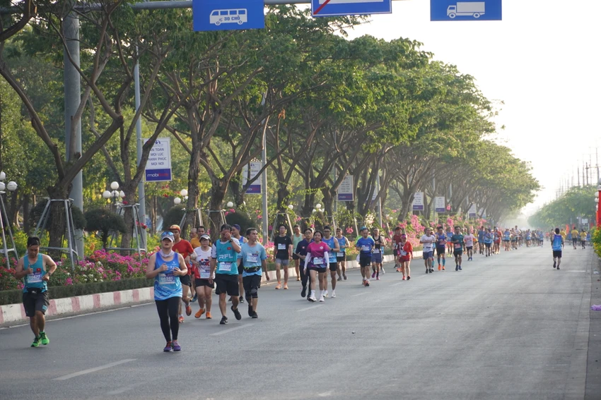Các VĐV chạy trên cung đường 3 Tháng 2, Vũng Tàu. Ảnh: VQ