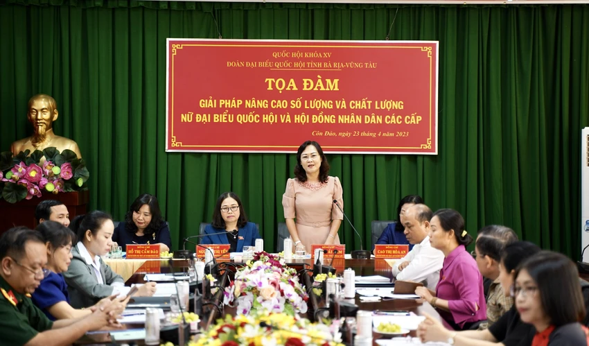 Các đại biểu tham dự phát biểu ý kiến tại tọa đàm. Ảnh: MC Các đại biểu tham dự phát biểu ý kiến tại tọa đàm. Ảnh: MC