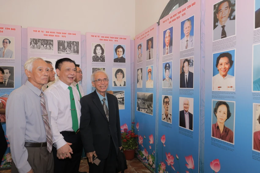 Các đại biểu tham quan triển lãm. Ảnh: MC Các đại biểu tham quan triển lãm. Ảnh: MC