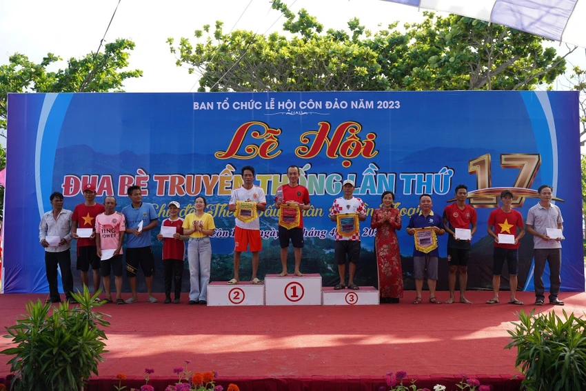 Trao giải cho các đội. Ảnh: MC Trao giải cho các đội. Ảnh: MC