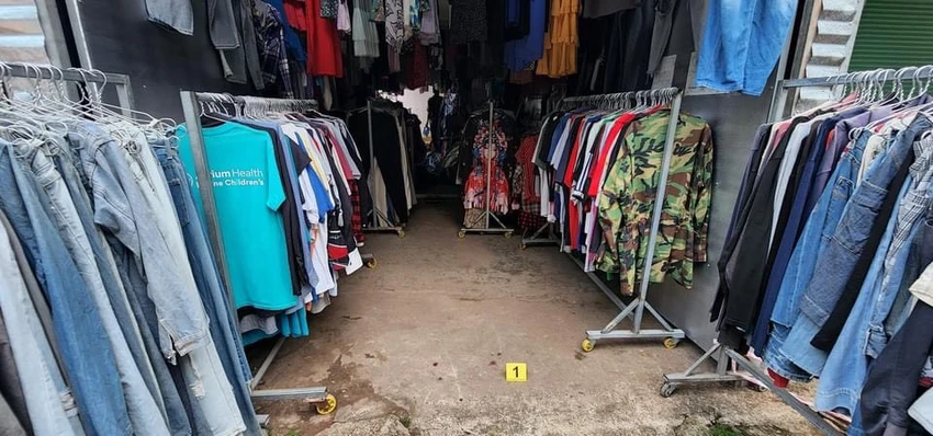 Bên trong shop quần áo nơi đối tượng Thoại gây án. Ảnh: TĐ Bên trong shop quần áo nơi đối tượng Thoại gây án