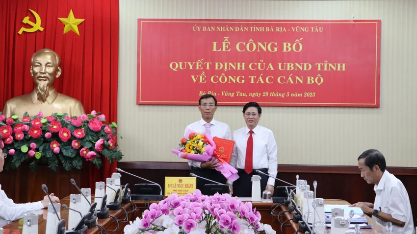 Ông Trương Văn Thôi (trái) nhận hoa từ lãnh đạo UBND tỉnh. Ảnh: TH Ông Trương Văn Thôi (trái) nhận hoa từ lãnh đạo UBND tỉnh. Ảnh: TH