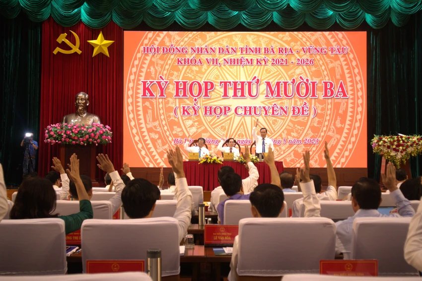 Các đại biểu biểu quyết thông qua nghị quyết miễn nhiệm ông Bùi Chí Tình và ông Trần Văn Cường. Ảnh: TK Các đại biểu biểu quyết thông qua nghị quyết miễn nhiệm ông Bùi Chí Tình và ông Trần Văn Cường. Ảnh: TK