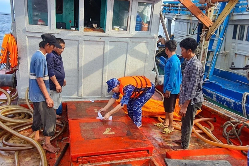 Cảnh sát biển xử lý tàu vận chuyển dầu không nguồn gốc. Ảnh: Đức Định Cảnh sát biển xử lý tàu vận chuyển dầu không nguồn gốc. Ảnh: Đức Định