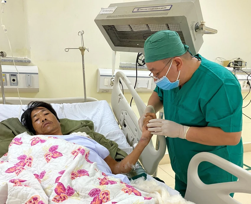 Bệnh nhân được bệnh viện Bà Rịa phẫu thuật nối tay đã hồi phục Phẫu thuật nối bàn tay bị đứt lìa