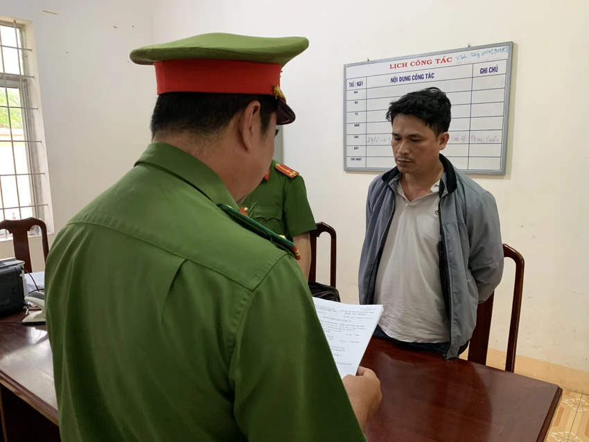 Công an huyện Châu Đức đọc quyết định khởi tố, bắt tạm giam bị can Sang. Ảnh: ĐT Công an huyện Châu Đức đọc quyết định khởi tố, bắt tạm giam bị can Sang. Ảnh: ĐT