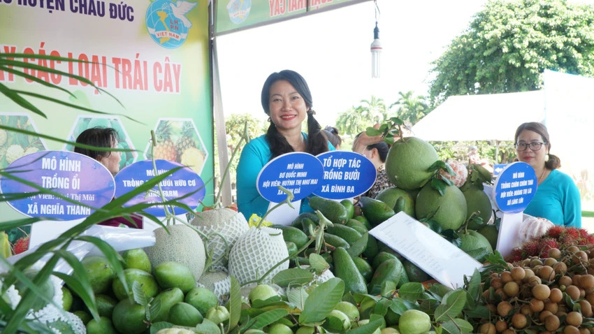 Nhiều loại trái cây được trồng tại huyện Châu Đức được trưng bày tại hội chợ. Ảnh: TB Nhiều loại trái cây được trồng tại huyện Châu Đức được trưng bày tại hội chợ. Ảnh: TB