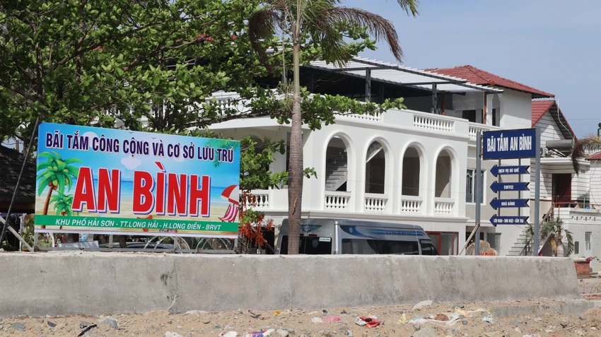 Bãi tắm công cộng và cơ sở lưu trú An Bình xây dựng trên phần đất bãi bồi, công cộng. Ảnh chụp hồi tháng 3-2023: HP Bãi tắm công cộng và cơ sở lưu trú An Bình xây dựng trên phần đất bãi bồi, công cộng. Ảnh chụp hồi tháng 3-2023: HP