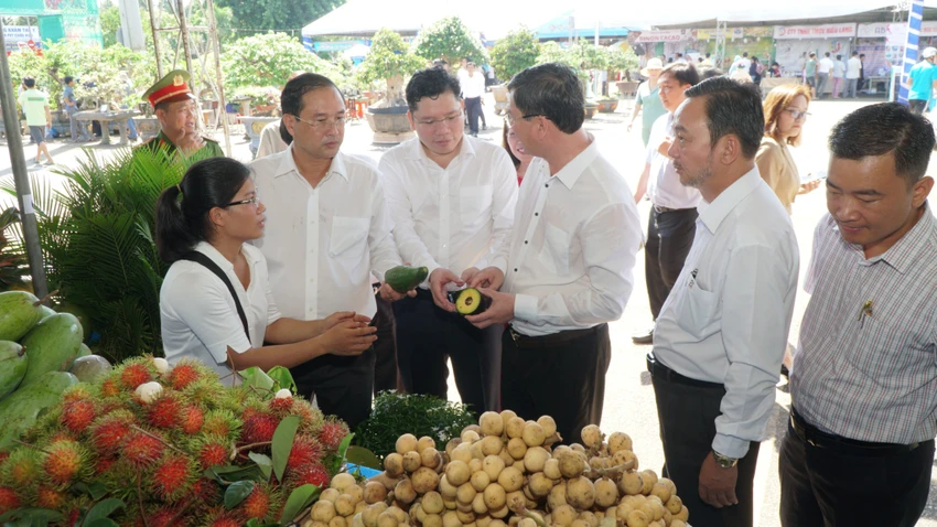 Lãnh đạo huyện Châu Đức cùng tỉnh Bà Rịa-Vũng Tàu thăm quan các gian hàng tại hội chợ nông sản huyện năm 2023. Ảnh:TB