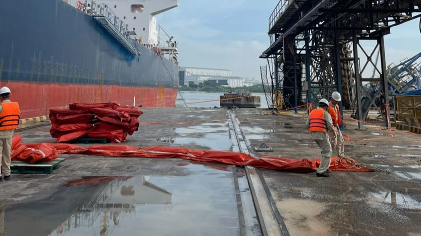 Hiện trường khu vực cầu cảng bị hư hỏng. Ảnh: VC Hiện trường khu vực cầu cảng bị hư hỏng. Ảnh: VC