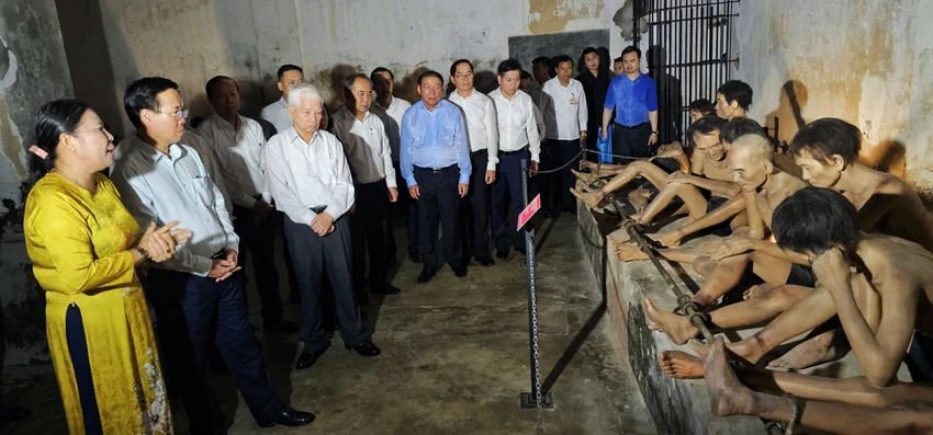 Chủ tịch nước cùng đoàn thăm di tích nhà tù Côn Đảo sau buổi họp mặt kết thúc. Ảnh: MT Chủ tịch nước cùng đoàn thăm di tích nhà tù Côn Đảo sau buổi họp mặt kết thúc. Ảnh: MT