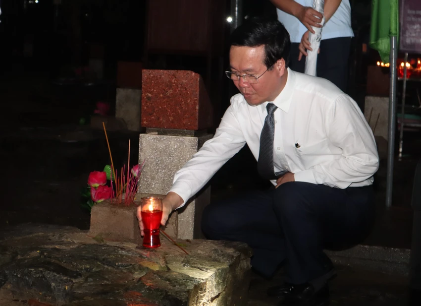 Chủ tịch nước Võ Văn Thưởng thắp nến tại các khu mộ liệt sĩ trong nghĩa trang Hàng Dương, Ảnh: TK Chủ tịch nước Võ Văn Thưởng thắp nến tại các khu mộ liệt sĩ trong nghĩa trang Hàng Dương, Ảnh: TK