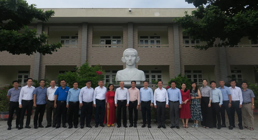 Đoàn công tác TP.HCM chụp hình lưu niệm cùng giáo viên trường THCS Lê Hồng Phong. Ảnh: MINH HIỆP Đoàn công tác TP.HCM chụp hình lưu niệm cùng giáo viên trường THCS Lê Hồng Phong. Ảnh: MINH HIỆP