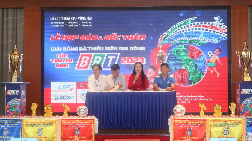 Ban tổ chức giải đáp nhiều thông tin về giải đấu. Ảnh: TK Ban tổ chức giải đáp nhiều thông tin về giải đấu. Ảnh: TK
