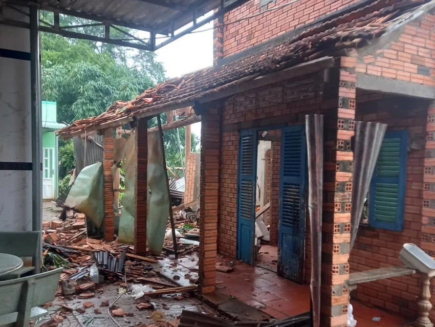 Một nhà bị hư hỏng sau giông lốc xoáy. Ảnh: ĐĐ Một nhà bị hư hỏng sau giông lốc xoáy. Ảnh: ĐĐ