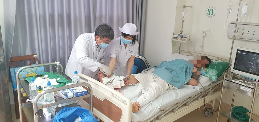 Các bác sĩ thăm khám cho bệnh nhân sau ca mổ. Ảnh: BVCC Các bác sĩ thăm khám cho bệnh nhân sau ca mổ. Ảnh: BVCC
