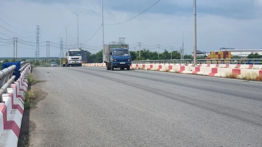 Các xe lưu thông trên cầu Rạch Ngã Tư sáng 3-8. Ảnh: TK Các xe lưu thông trên cầu Rạch Ngã Tư sáng 3-8. Ảnh: TK
