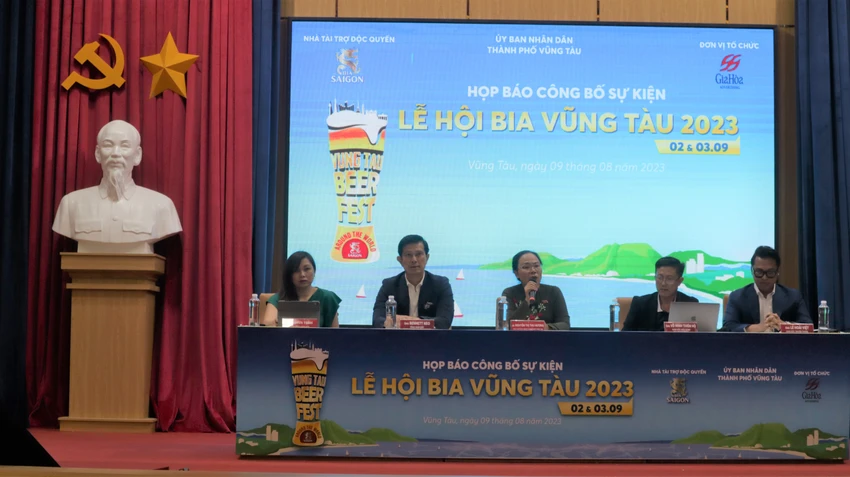 Bà Nguyễn Thị Thu Hương (giữa), Phó chủ tịch UBND TP Vũng Tàu trả lời tại buổi họp báo. Ảnh:TK