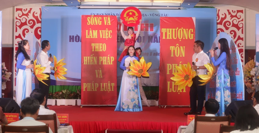 Các đội thi thông qua phần giới thiệu truyền tải thông điệp về việc thượng tôn pháp luật, sống và làm việc theo Hiến pháp và pháp luật. Ảnh: TK Các đội thi thông qua phần giới thiệu truyền tải thông điệp về việc thượng tôn pháp luật, sống và làm việc theo Hiến pháp và pháp luật. Ảnh: TK