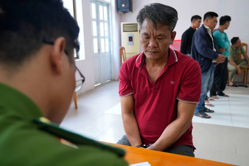 Bùi Văn May làm việc với công an. Ảnh: MK Bùi Văn May làm việc với công an. Ảnh: MK