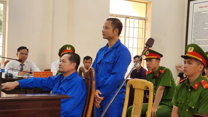 Bị cáo Thiện và Phong tại phiên tòa ngày 30-8. Ảnh: TK Bị cáo Thiện và Phong tại phiên tòa ngày 30-8. Ảnh: TK