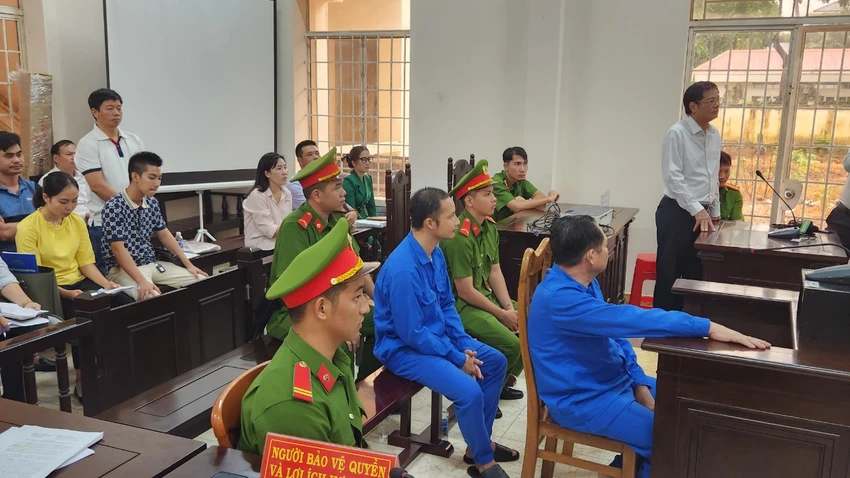 Người liên quan trả lời về nguồn gốc khu đất mà một bị hại đã đem thế chấp 13 sổ hồng cho bị cáo Thiện. Ảnh: TK Người liên quan trả lời về nguồn gốc khu đất mà một bị hại đã đem thế chấp 13 sổ hồng cho bị cáo Thiện. Ảnh: TK