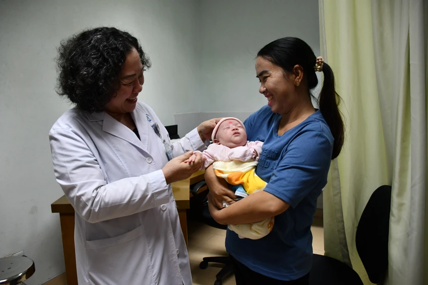 Bác sĩ Lâm Hà và mẹ con sản phụ Linh. Ảnh: HH Bác sĩ Lâm Hà và mẹ con sản phụ Linh. Ảnh: HH