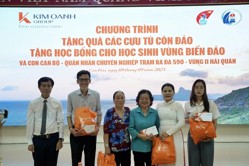 Nguyên Phó Chủ tịch nước Trương Mỹ Hoa cùng lãnh đạo Tập đoàn Địa ốc Kim Oanh thăm hỏi, tặng quà cho gia đình các cựu tù chính trị tại huyện Côn Đảo. Ảnh: Mạnh Cường