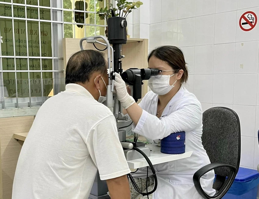 Người dân đến khám mắt tại bệnh viện Mắt tỉnh Bà Rịa-Vũng Tàu. Ảnh: CDC