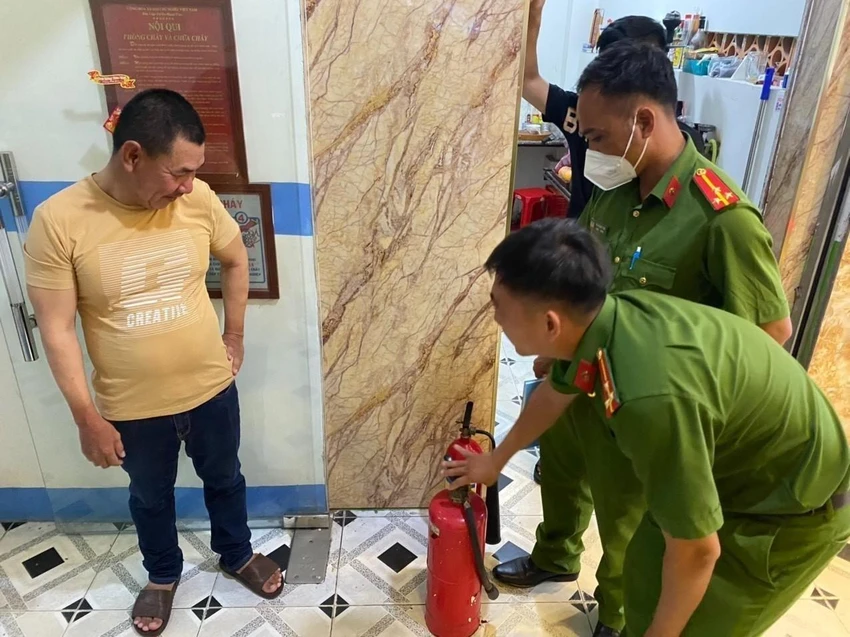 Công an huyện Xuyên Mộc kiểm tra công tác PCCC tại cơ sở kinh doanh. Ảnh: XM