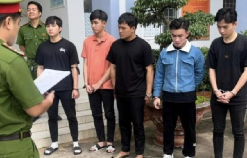 Gay-roi-trat-tu.jpg