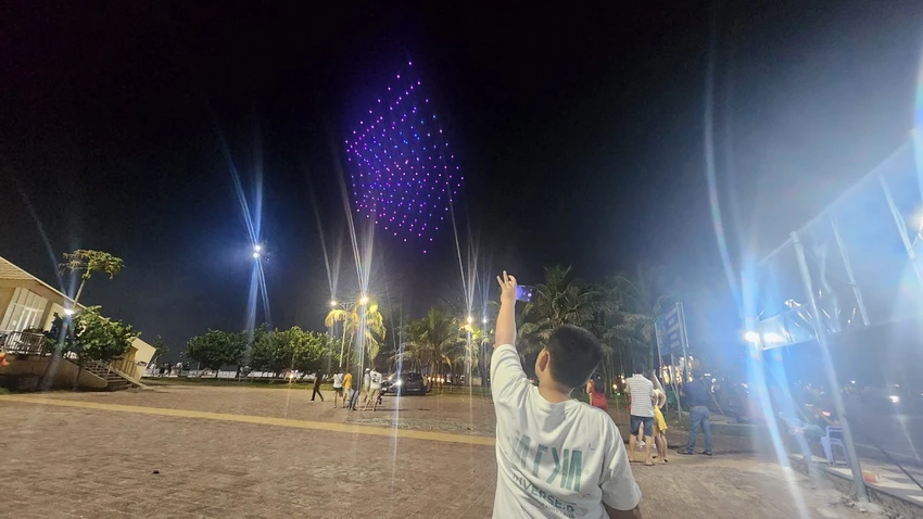 Drone-ánh-sáng-h2.jpg