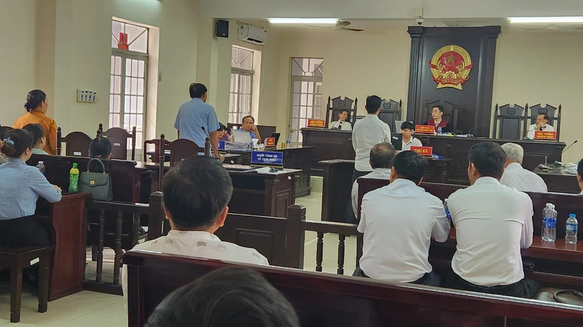 Bà Rịa- Vũng Tàu mở lại phiên tòa “Làm hồ sơ cấp đất công cho mẹ vợ, cán bộ địa chính xã hầu tòa”