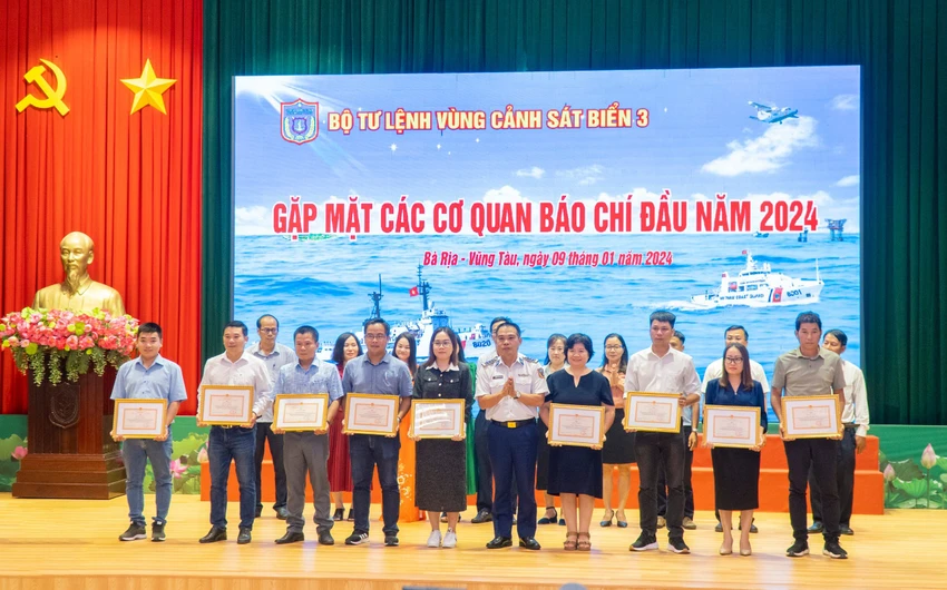 Bộ Tư lệnh Vùng Cảnh sát Biển 3 gặp gỡ các cơ quan báo chí đầu năm