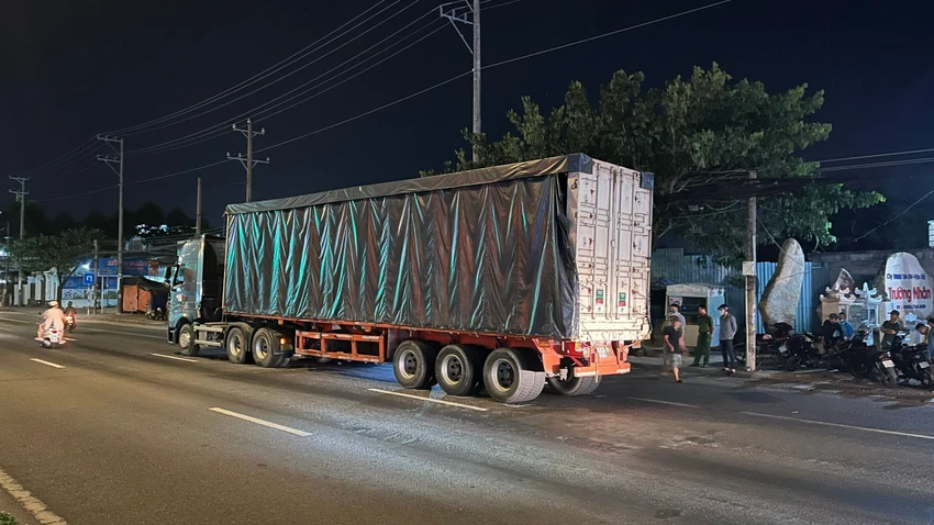 Một thanh niên bất ngờ lao vào bánh xe container tử vong