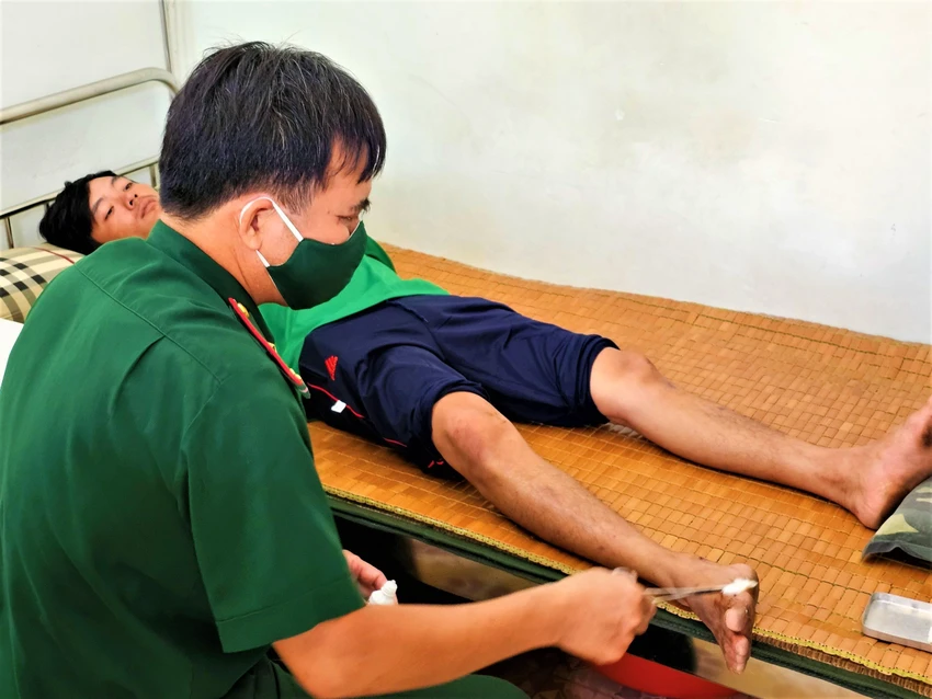 Tiếp nhận 8 thuyền viên tàu cá Vũng Tàu bị chìm trên biển