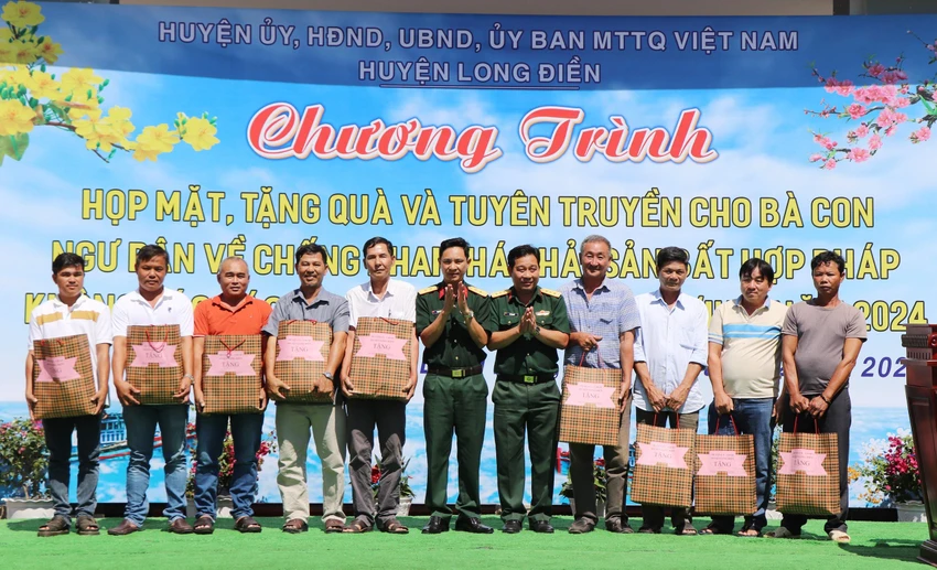 Bà Rịa- Vũng Tàu: Tặng quà ngư dân ngày đầu năm và tuyên truyền về chống khai thác IUU