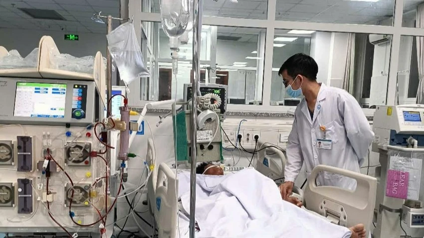 Vụ ngộ độc rượu ở Vũng Tàu: Mẫu rượu còn lại ở quán bánh canh test nhanh dương tính với Methanol